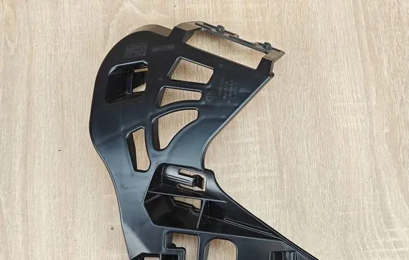 BMW 5 G30 G31 G38 Front bumper mounting bracket 7385348