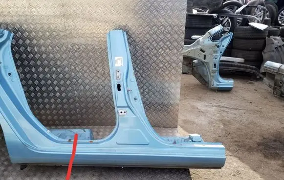 Nissan Leaf I (ZE0) Pillar (middle) 