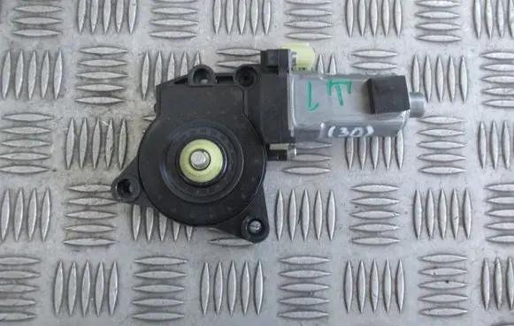 Hyundai i30 Front door window regulator motor 