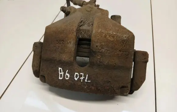 Volkswagen PASSAT B6 Front brake caliper