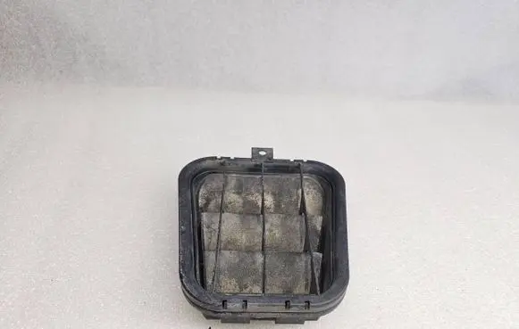 Quarter panel pressure vent