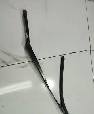 Volkswagen Cross Polo Front wiper blade arm 