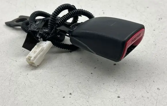 Toyota Prius+ (ZVW40) Front seatbelt buckle E034501