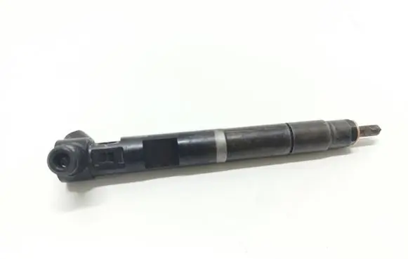 Mercedes-Benz C AMG W204 Fuel injector 228354010