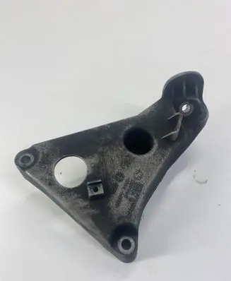 Engine mounting bracket