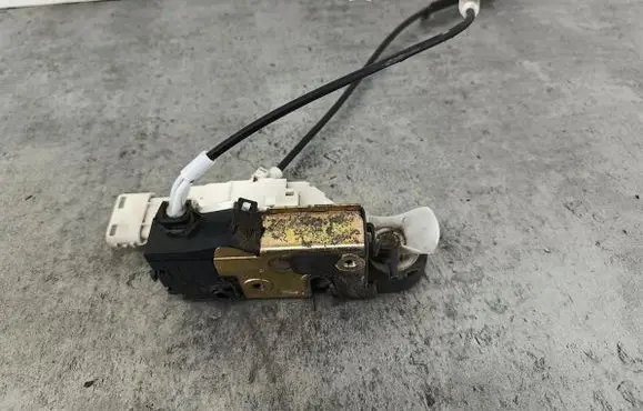 Peugeot 407 Front door lock 9681333380Q