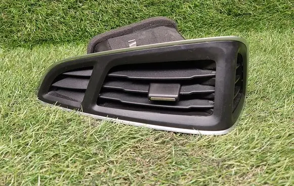 Ford Focus Dashboard side air vent grill/cover trim BM51018B08