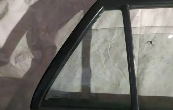Toyota Avensis T250 Rear vent window glass 