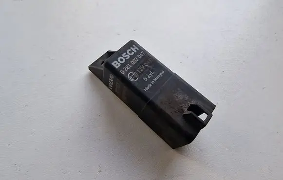 Volvo XC70 Glow plug pre-heat relay 0281003047