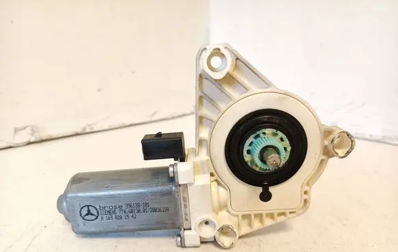 Mercedes-Benz A W169 Front door window regulator motor A1698201542 996138101