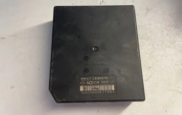 Renault Megane III Fuse module 284B61871R 9639028136 519339402