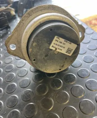 Engine mount bracket