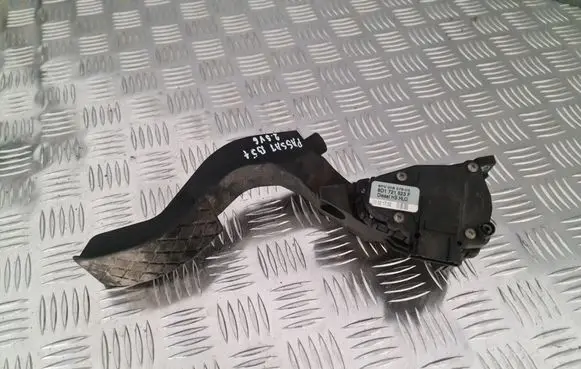 Volkswagen PASSAT B5.5 Accelerator throttle pedal 8D1721523F