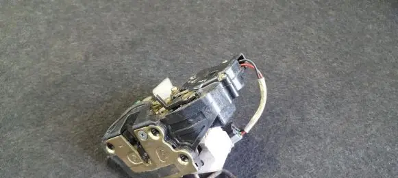 Toyota RAV 4 (XA10) Rear door lock