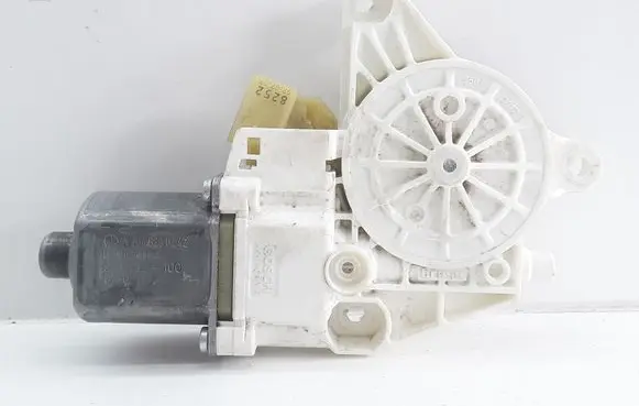 Mercedes-Benz C W204 Front door window regulator motor A2048200242 0130822440