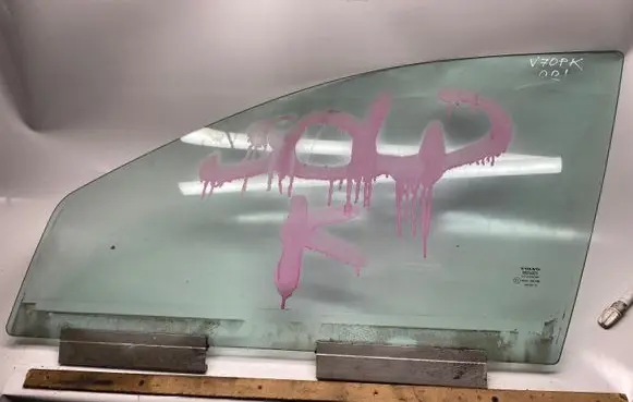 Volvo V70 Front door window glass four-door 43R001106