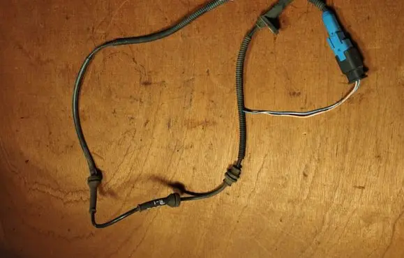 Peugeot 208 ABS brake wheel speed sensor 9665455580