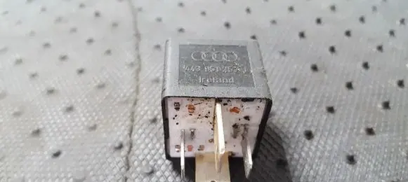 Volkswagen PASSAT B5 Other relay 443951253J 899511000