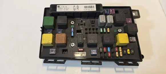 Opel Astra H Fuse module 13206745
