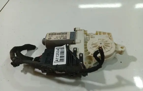 Volkswagen Golf IV Rear door window regulator motor 101389101