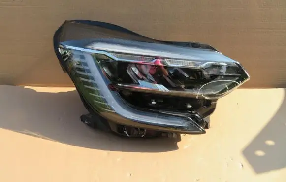 Renault Captur II Headlight/headlamp 260104525R