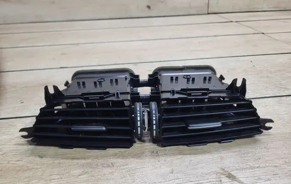 Mercedes-Benz C W204 Dash center air vent grill A2048306054