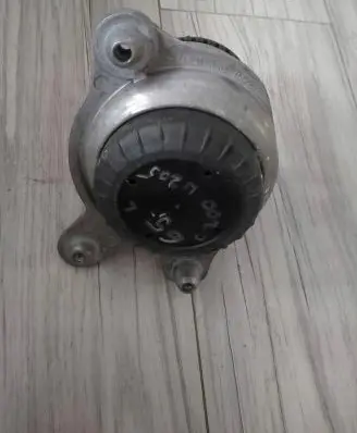 Engine mount vacuum valve
