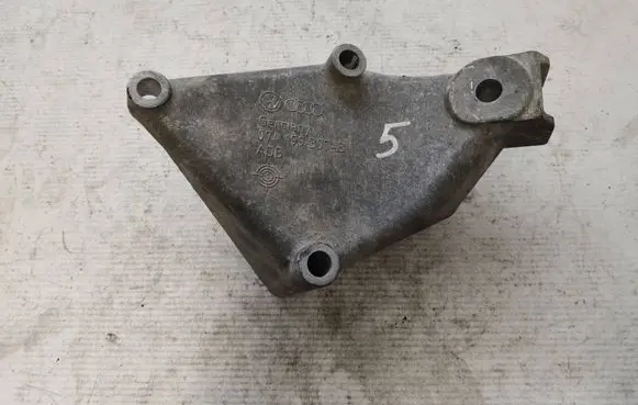 Engine mounting bracket