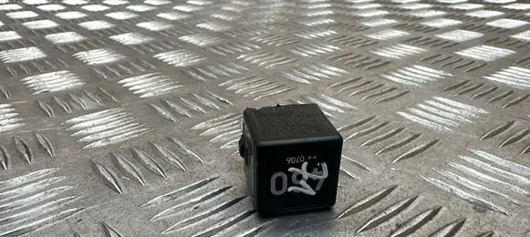 Volkswagen PASSAT B6 Other relay 1K0951253A