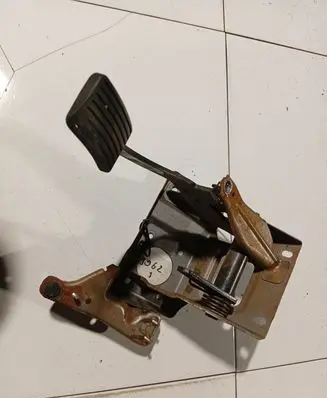 Mitsubishi Carisma Clutch pedal 
