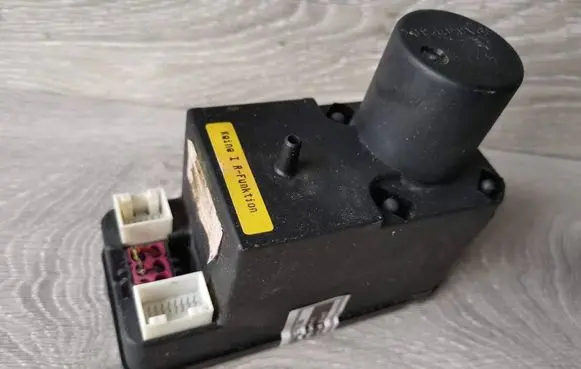 Audi A6 S6 C4 4A Central locking vacuum pump 4A0862257F 8PZ00682204