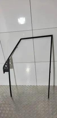 Land Rover Discovery Front door window/glass frame 
