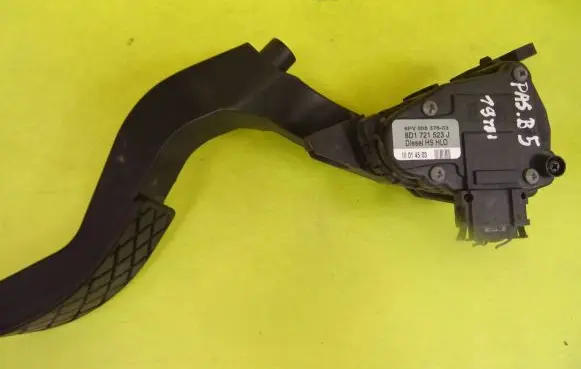 Volkswagen PASSAT B5 Accelerator throttle pedal 8D1721523J