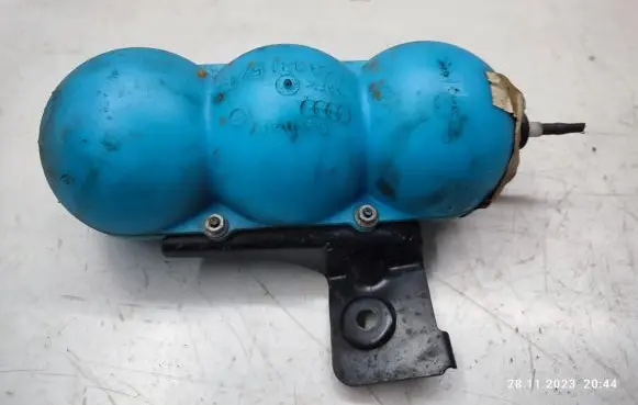 Vacuum air tank