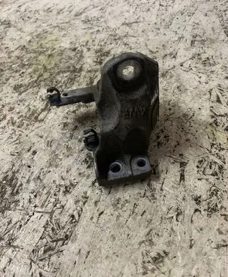 Infiniti QX60 L50 Engine mounting bracket