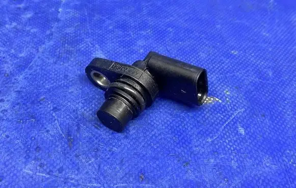 Mercedes-Benz A W176 Camshaft position sensor A2709050400 0232103125