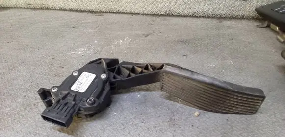 Opel Insignia A Accelerator throttle pedal 13237352