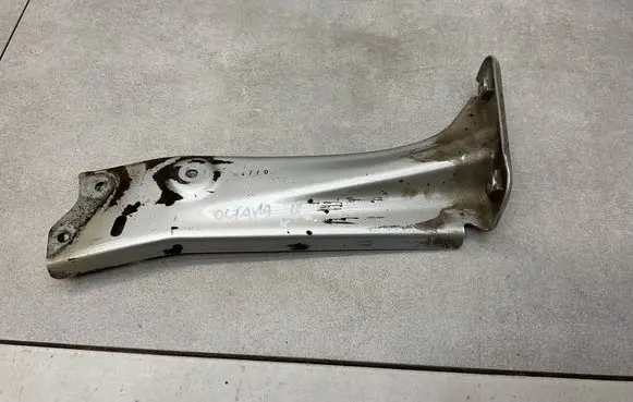 Skoda Octavia Mk3 (5E) Fender mounting bracket 5E0821141A