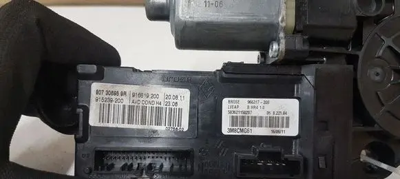 Renault Megane III Front door window regulator motor 915239200 807306959R 0130822479