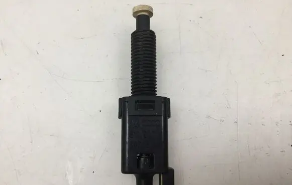 Volkswagen PASSAT B5 Brake pedal sensor switch 811907343B