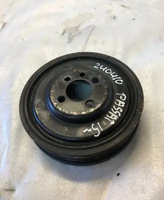 Volkswagen PASSAT B8 Crankshaft pulley 04l105243v