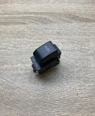 Toyota Avensis T250 Electric window control switch 8481005050