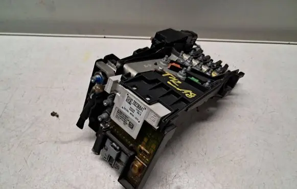 Peugeot RCZ Fuse module 9666527580 28236841