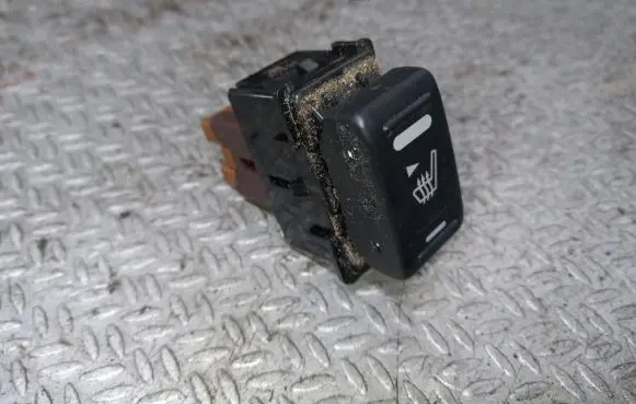 Nissan Tiida C11 Seat heating switch 6X20B