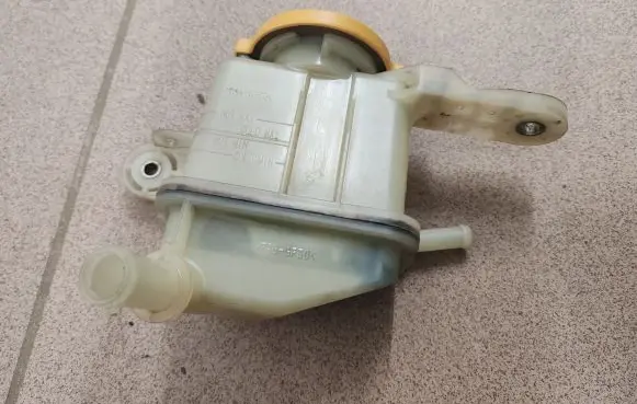 Subaru Legacy Power steering fluid tank/reservoir