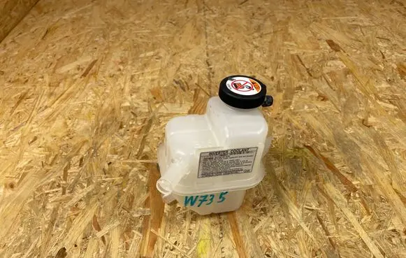 Toyota Yaris XP210 Coolant expansion tank/reservoir