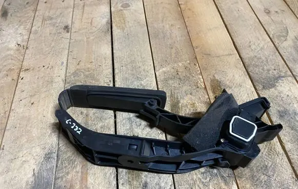 Mercedes-Benz E W211 Accelerator throttle pedal A2113000404 2113000404