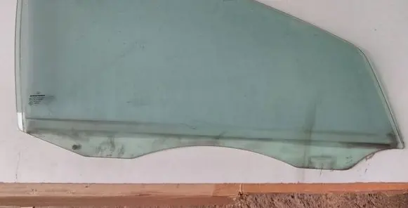 Mercedes-Benz C AMG W203 Front door window glass four-door