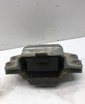 Volkswagen Golf V Engine mount bracket