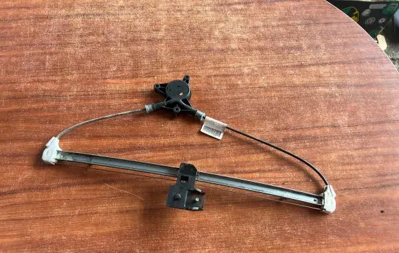 Rear window lifting mechanism without motor